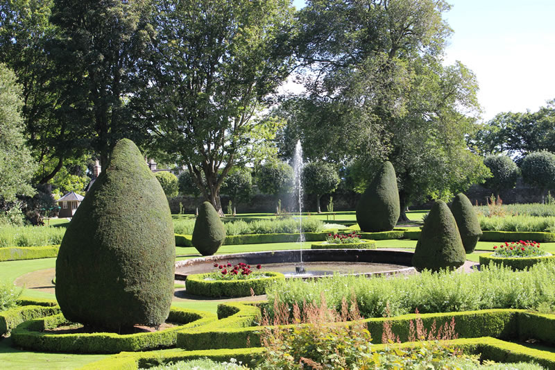 Dunrobin castle gardens - topiary and water features