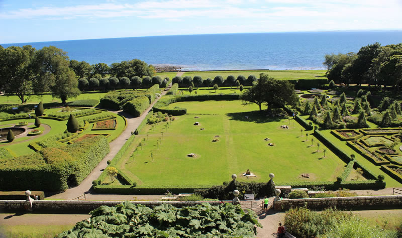 Dunrobin castle gardens - topiary and knot gardens