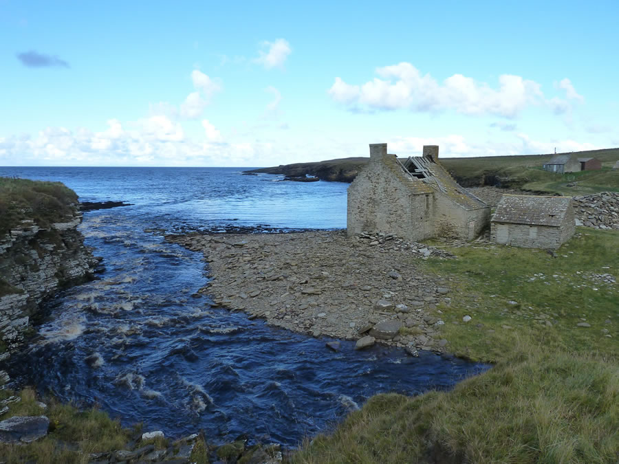 Crosskirk with the river - Forss Water running into Crosskirk Bay