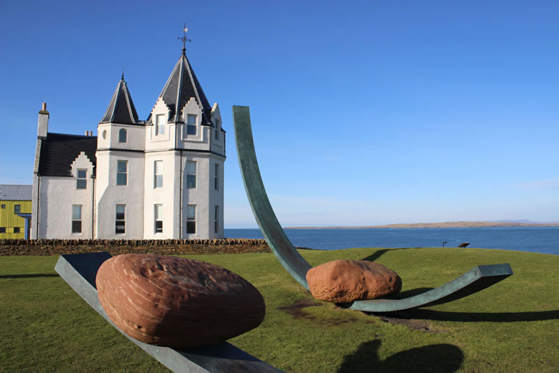 John O' Groats Hotel and stone sculptures